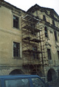 Lešení na dvorní fasádě buštěhradského zámku [nové okno]