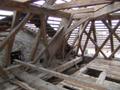 Zámek - nepoškozená část barokního krovu [nové okno]