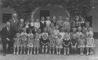 Mateřská škola v roce 1940 (otevřena byla 1. listopadu r. 1939 v prostorách zámku) [nové okno]