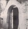 Masivní pískovcové ostění mezi dvěma sklepy v podzemí hradu [nové okno]