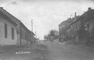 Tyršova ulice se sokolovnou a školou okolo r. 1925 [nové okno]