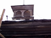 Zámek - bedněná lucerna na špici střechy [nové okno]